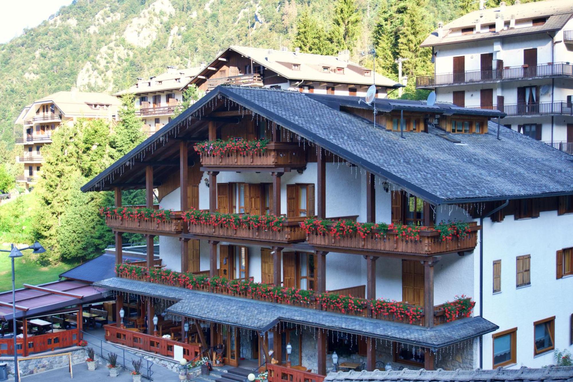 Hotel Le Pinete Пиацаторе Екстериор снимка